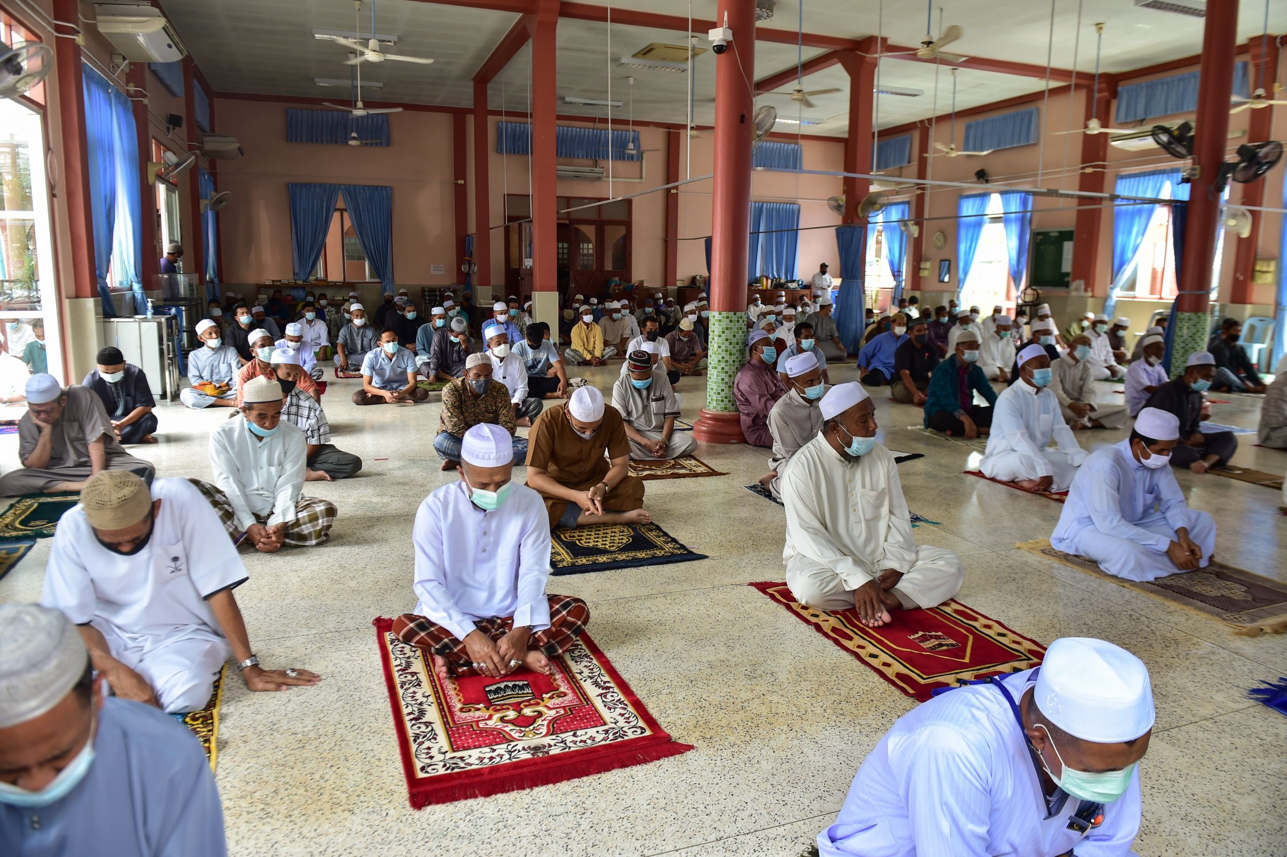 مساجد میں صرف ویکسینیٹڈ افرادکو نماز کی اجازت :  بچوں  بوڑھوں اور بیماروں  کا داخلہ بند