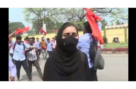 ایک  بھارتی مسلمان لڑکی 100  لڑکوں پر بھاری پڑ گئی : حجاب میں ” اللہ اکبر” کا نعرہ  لگادیا